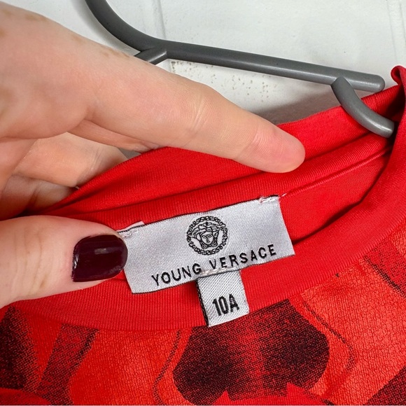Young VERSACE Boy’s Size 10 Years Red Long Sleeve Tee Shirt Graphic Designer - Picture 5 of 7